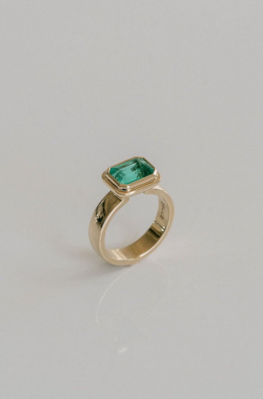 Cavalier Fine Jewelry - Emerald Cut Colombian Emerald Retro Bezel Ring, 14k Yellow Gold