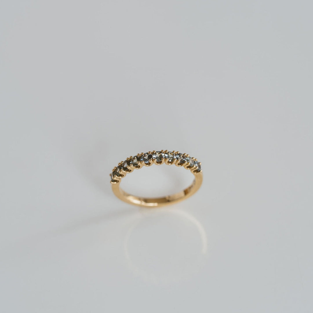 Round Light Green Sapphire Dahlia Band - 2.5mm