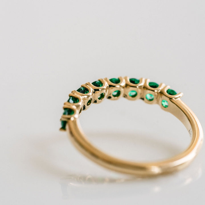 Round Emerald Dahlia Band