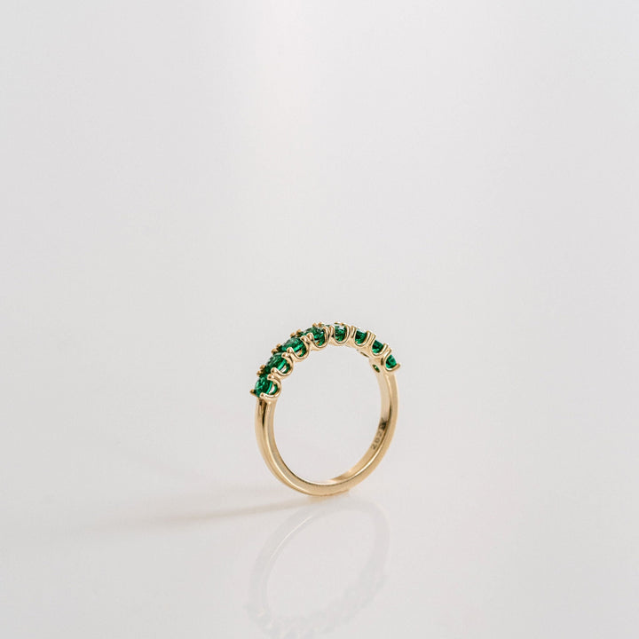 Round Emerald Dahlia Band