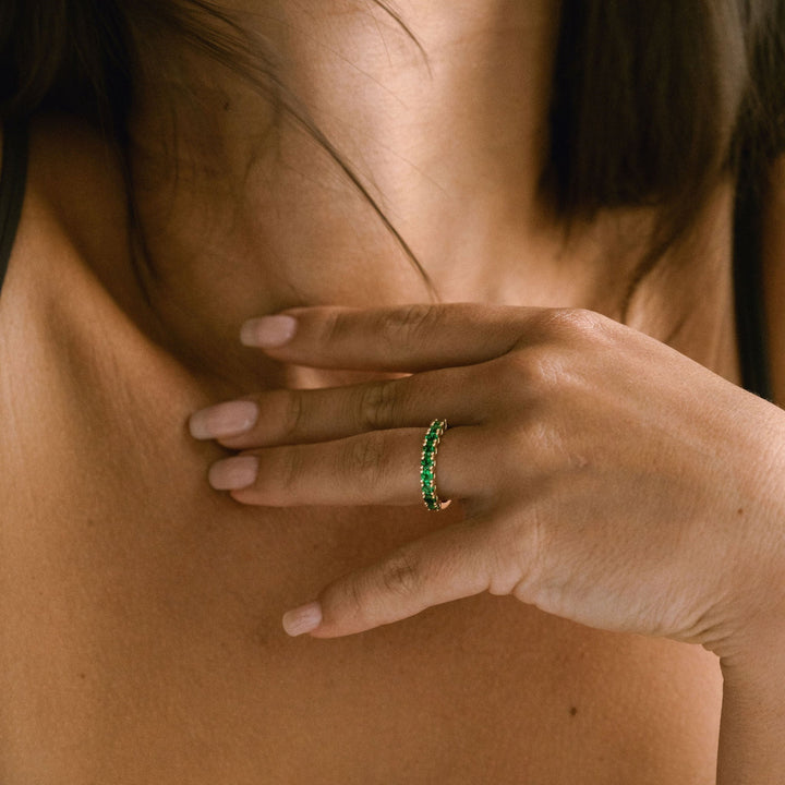 Round Emerald Dahlia Band