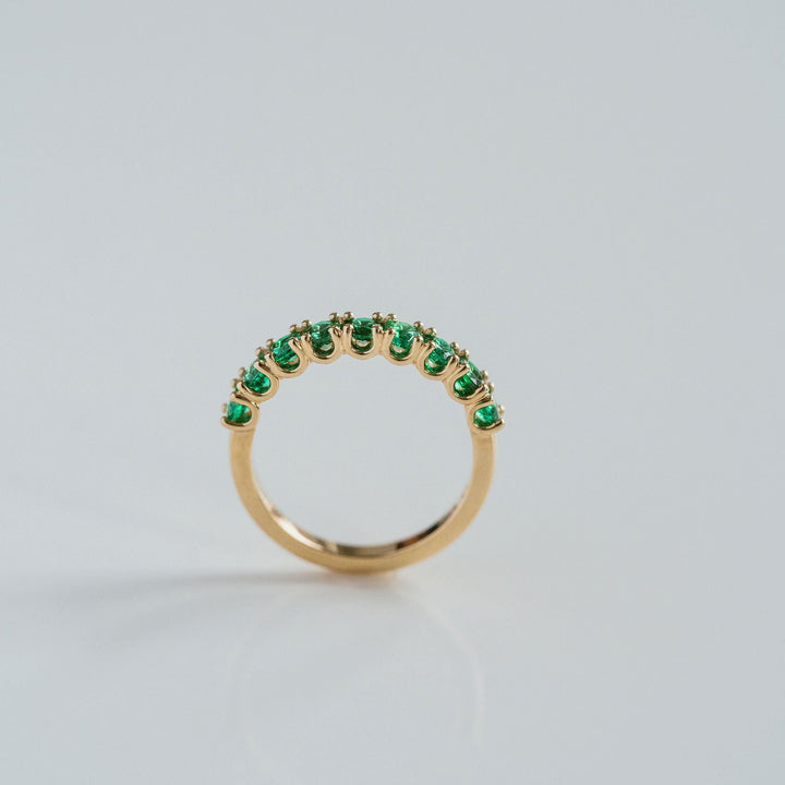 Round Emerald Dahlia Band