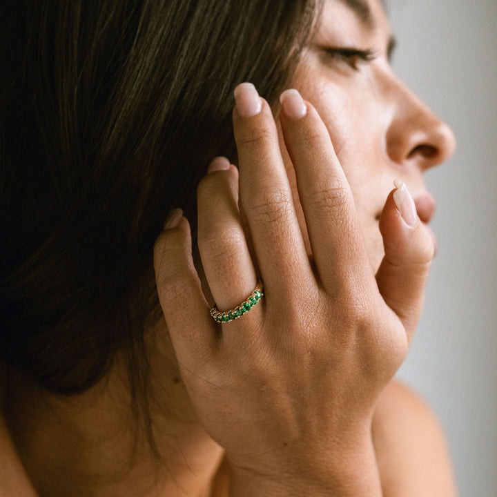 Round Emerald Dahlia Band