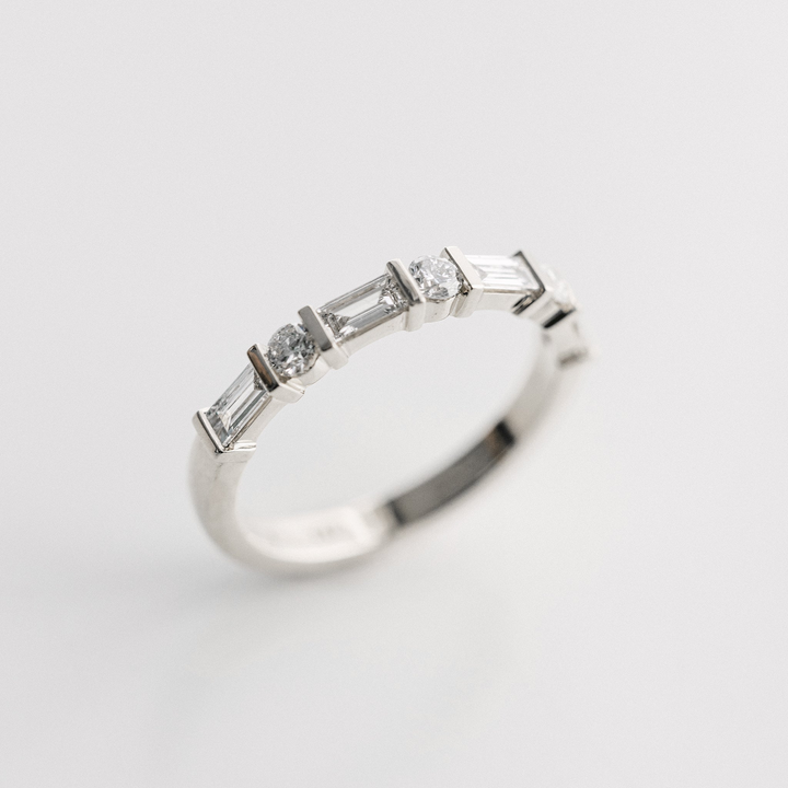 Baguette Cut & Round Brilliant Diamond Alternating Bar Band