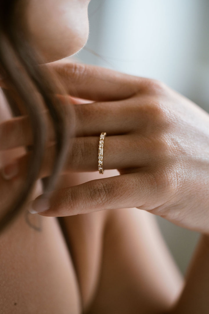 Baguette and Round Brilliant Diamond Alternating Band