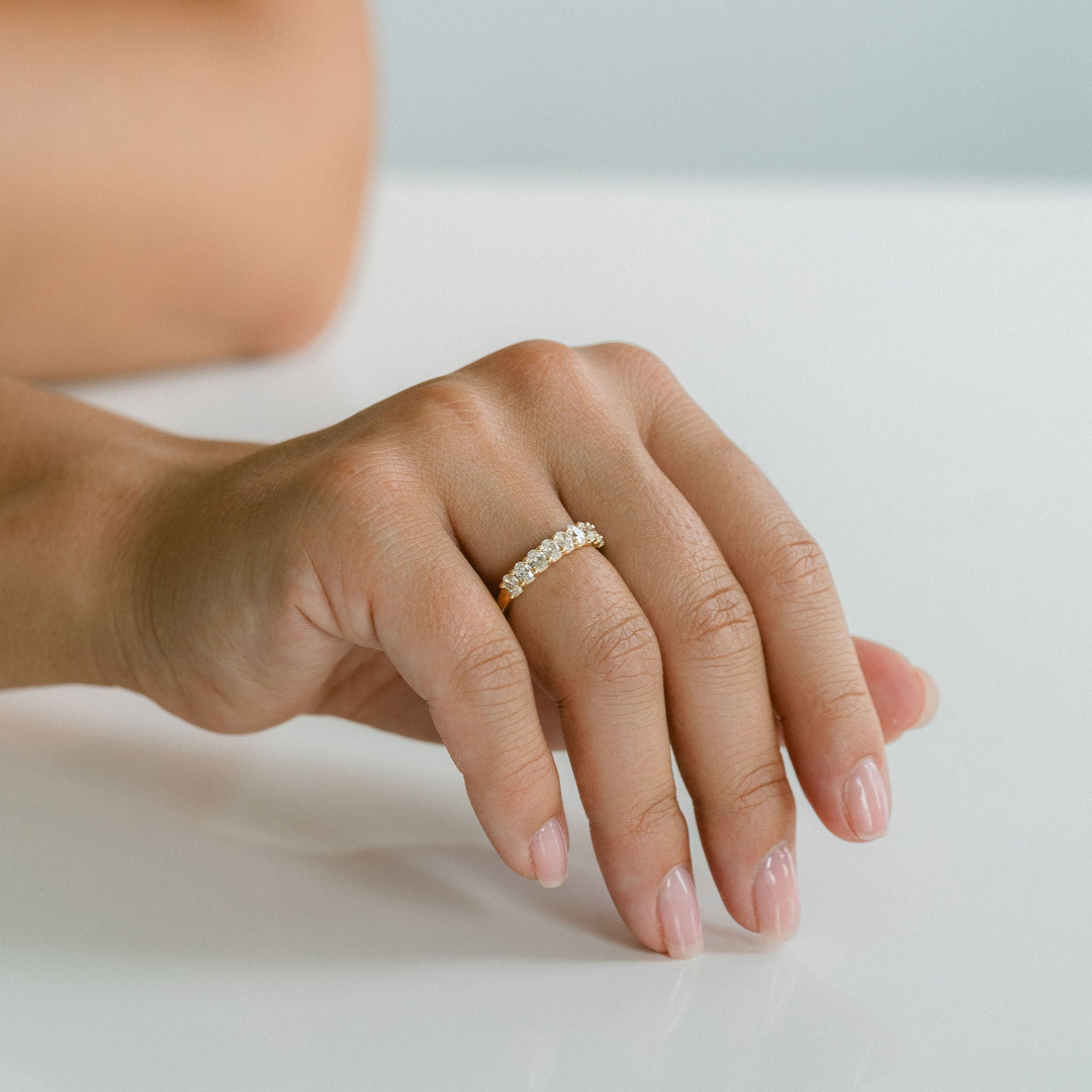 Oval Diamond Scallop Band