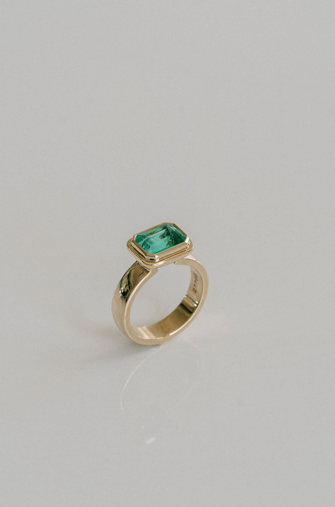 Cavalier Fine Jewelry - Emerald Cut Colombian Emerald Retro Bezel Ring, 14k Yellow Gold