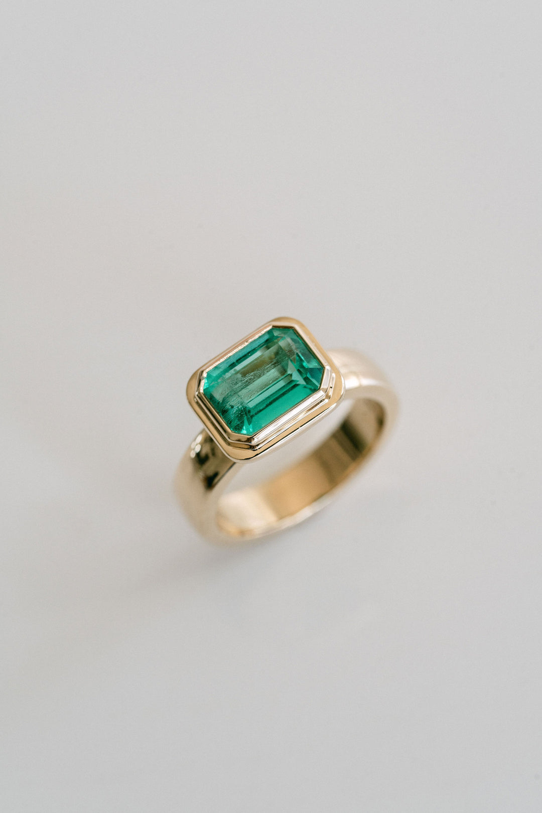 Cavalier Fine Jewelry - Emerald Cut Colombian Emerald Retro Bezel Ring, 14k Yellow Gold