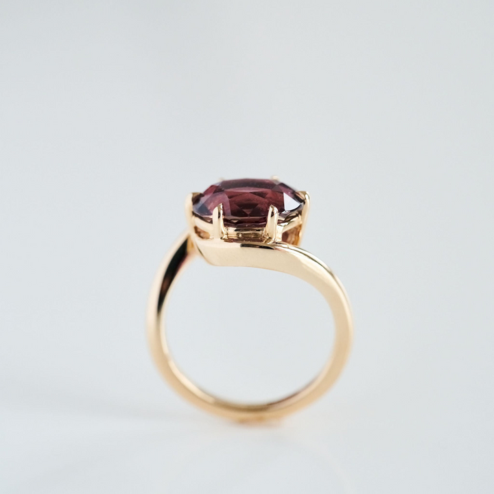 Oval Sapphire Drift Ring
