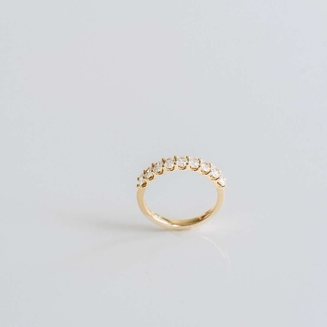 Oval Diamond Scallop Band