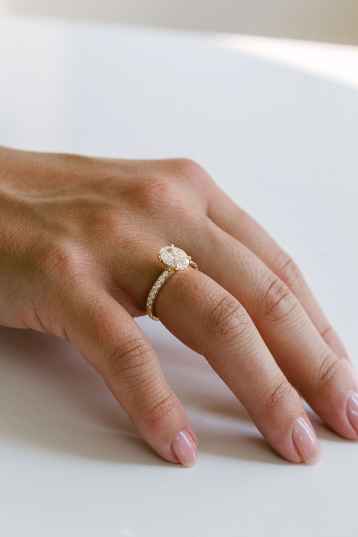 Oval Diamond With Diamond Pavè Band