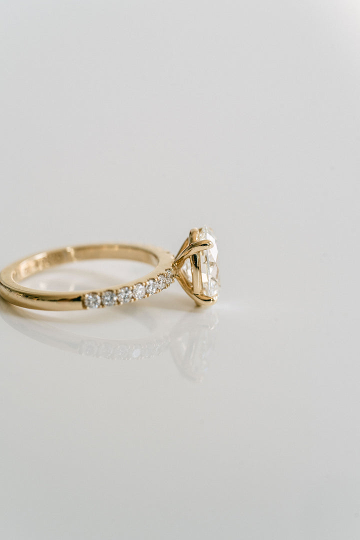 Oval Diamond With Diamond Pavè Band