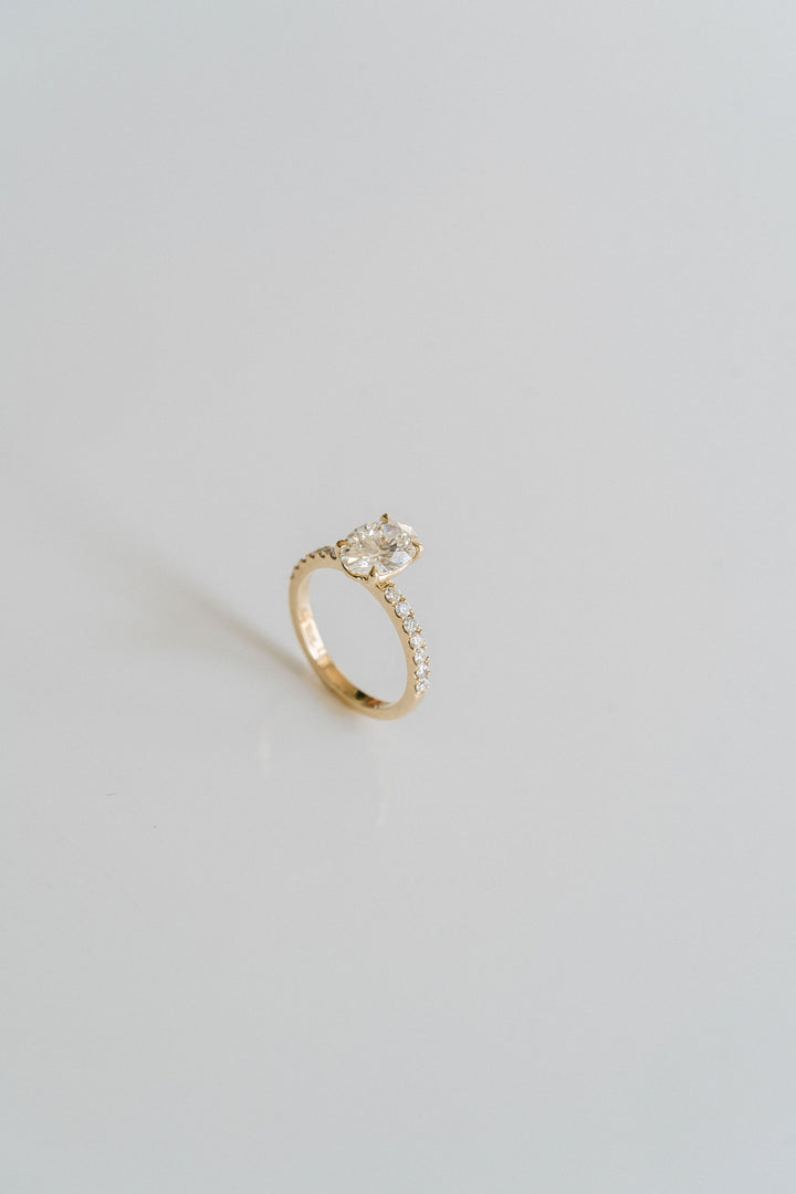 Oval Diamond With Diamond Pavè Band