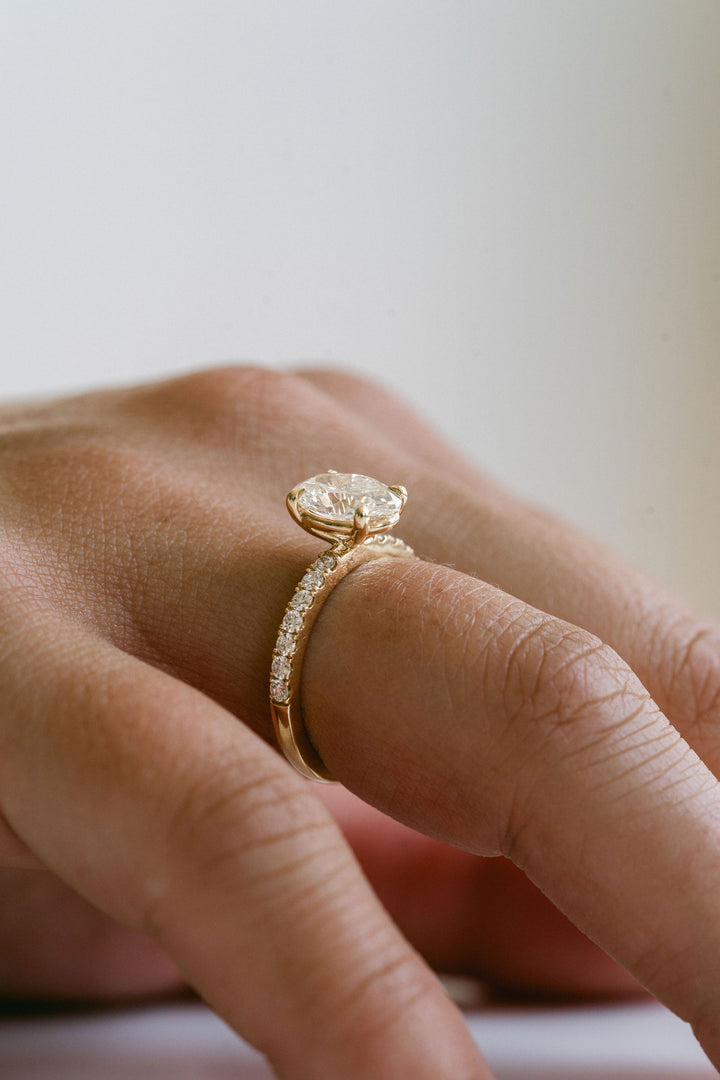 Oval Diamond With Diamond Pavè Band