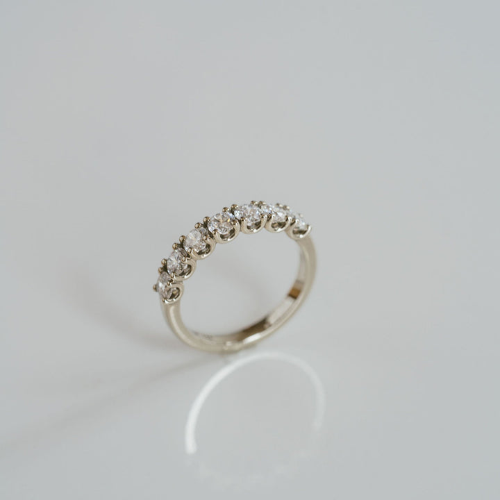 Round Brilliant Diamond Dahlia Band