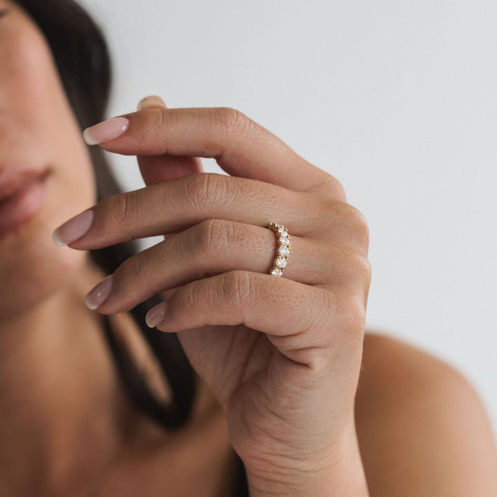 Round Brilliant Diamond Dahlia Band