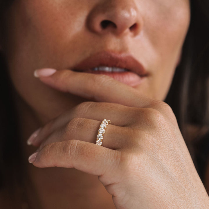 Round Brilliant Diamond Dahlia Band