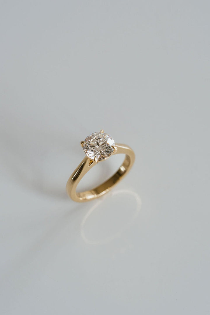 Round Brilliant Diamond Tapered Dominion Ring