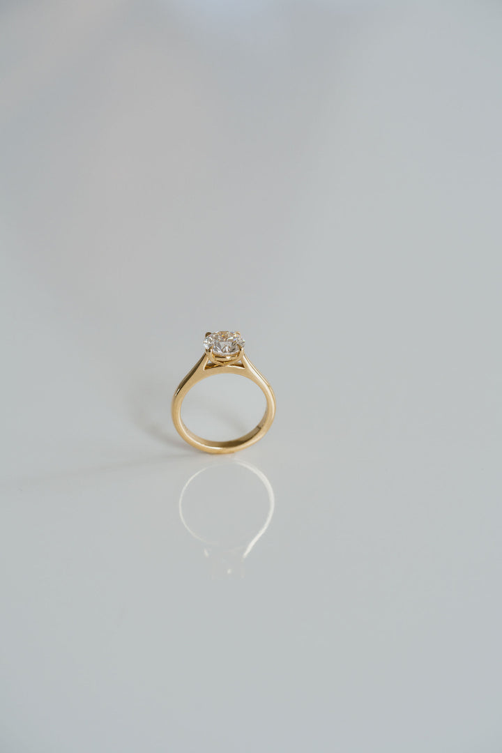 Round Brilliant Diamond Tapered Dominion Ring