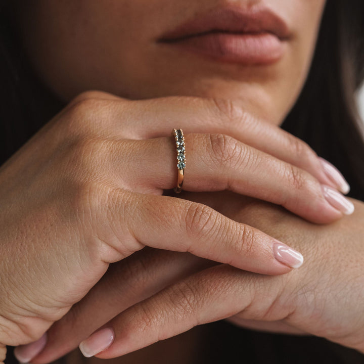 Round Light Green Sapphire Dahlia Band - 2.5mm