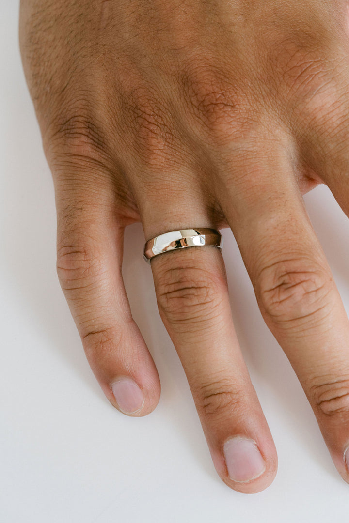 Round Polished Wave Mens Band