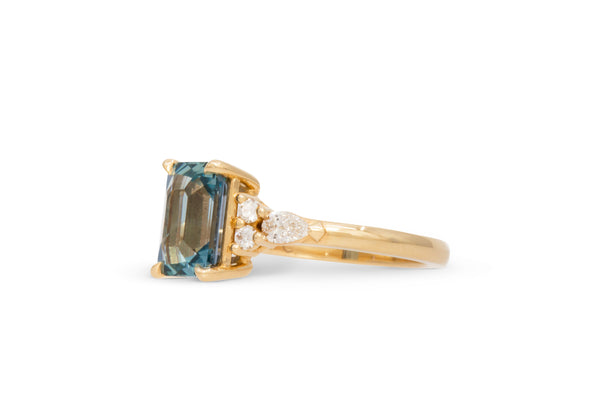 2.84CT. TEAL EMERALD CUT SAPPHIRE RING WITH DIAMOND ACCENTS 14k YELLOW GOLD