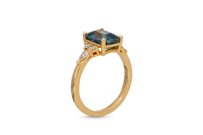 2.84CT. TEAL EMERALD CUT SAPPHIRE RING WITH DIAMOND ACCENTS 14k YELLOW GOLD